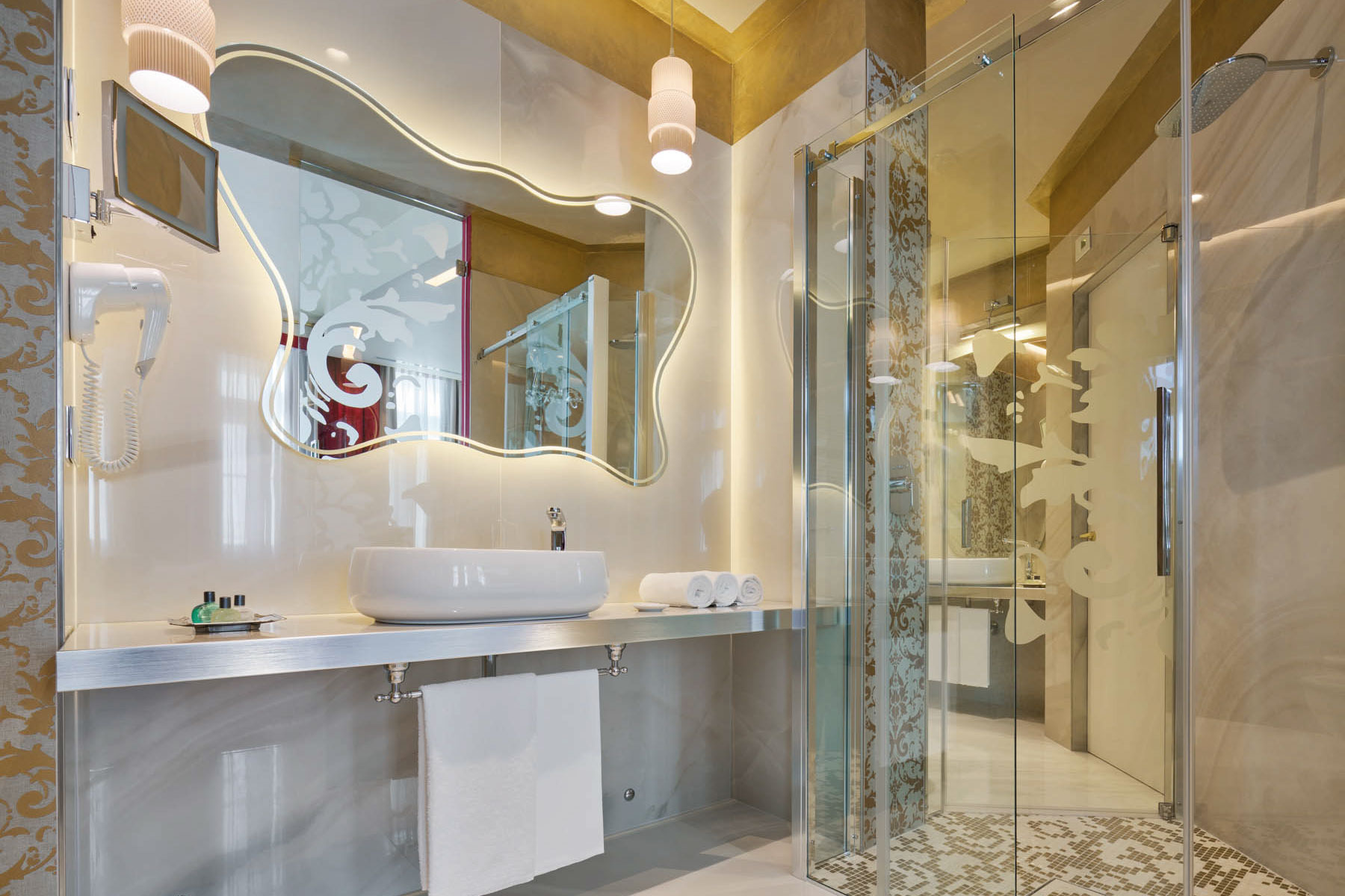 Bagno della suite james joyce con elementi di design