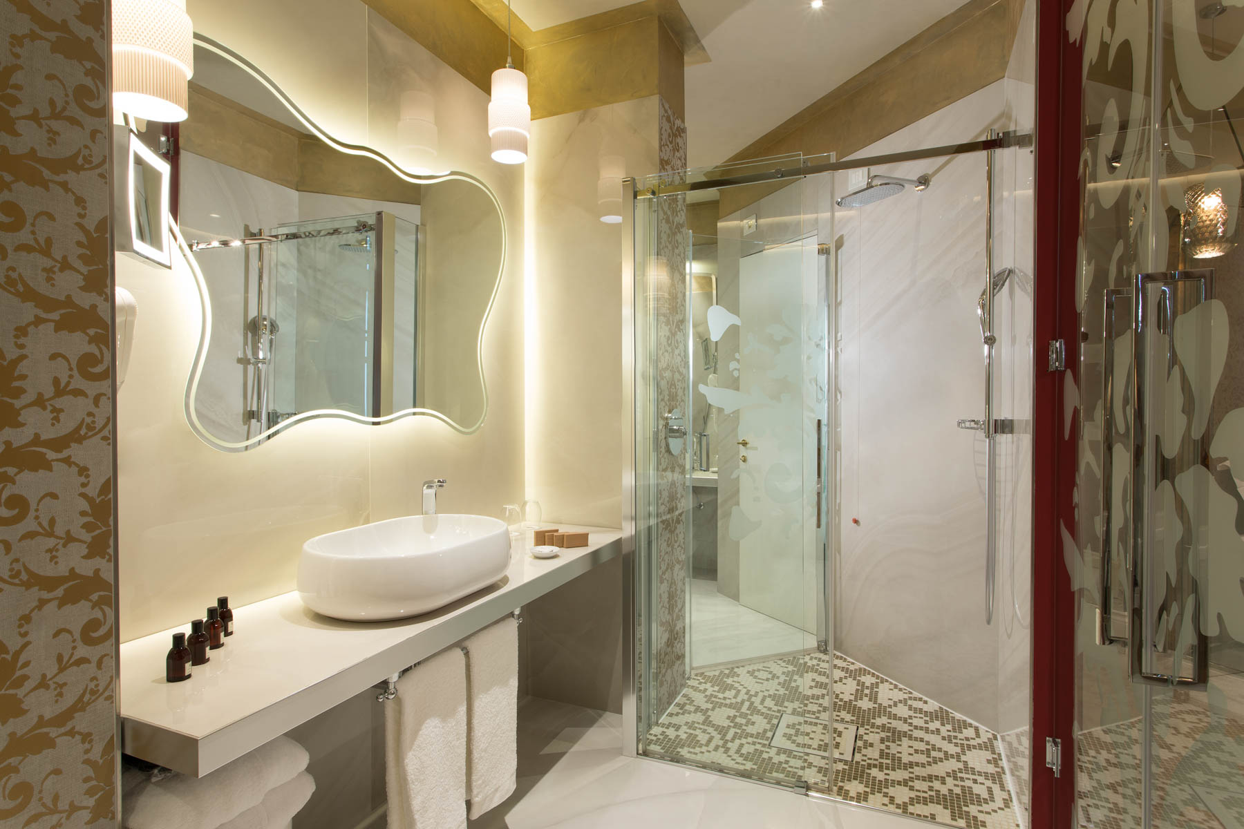 Bagno della suite james joyce con elementi di design