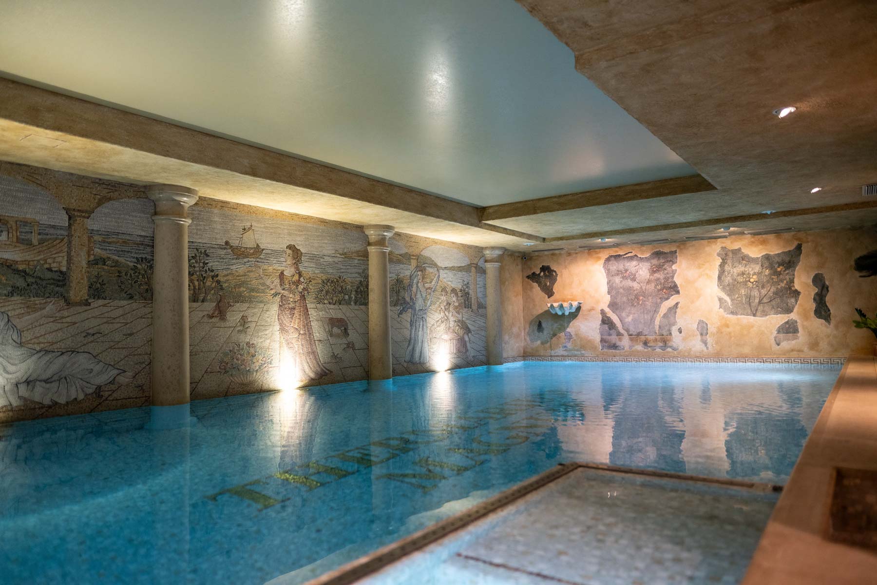 Grande piscina coperta con dipinti sul muro