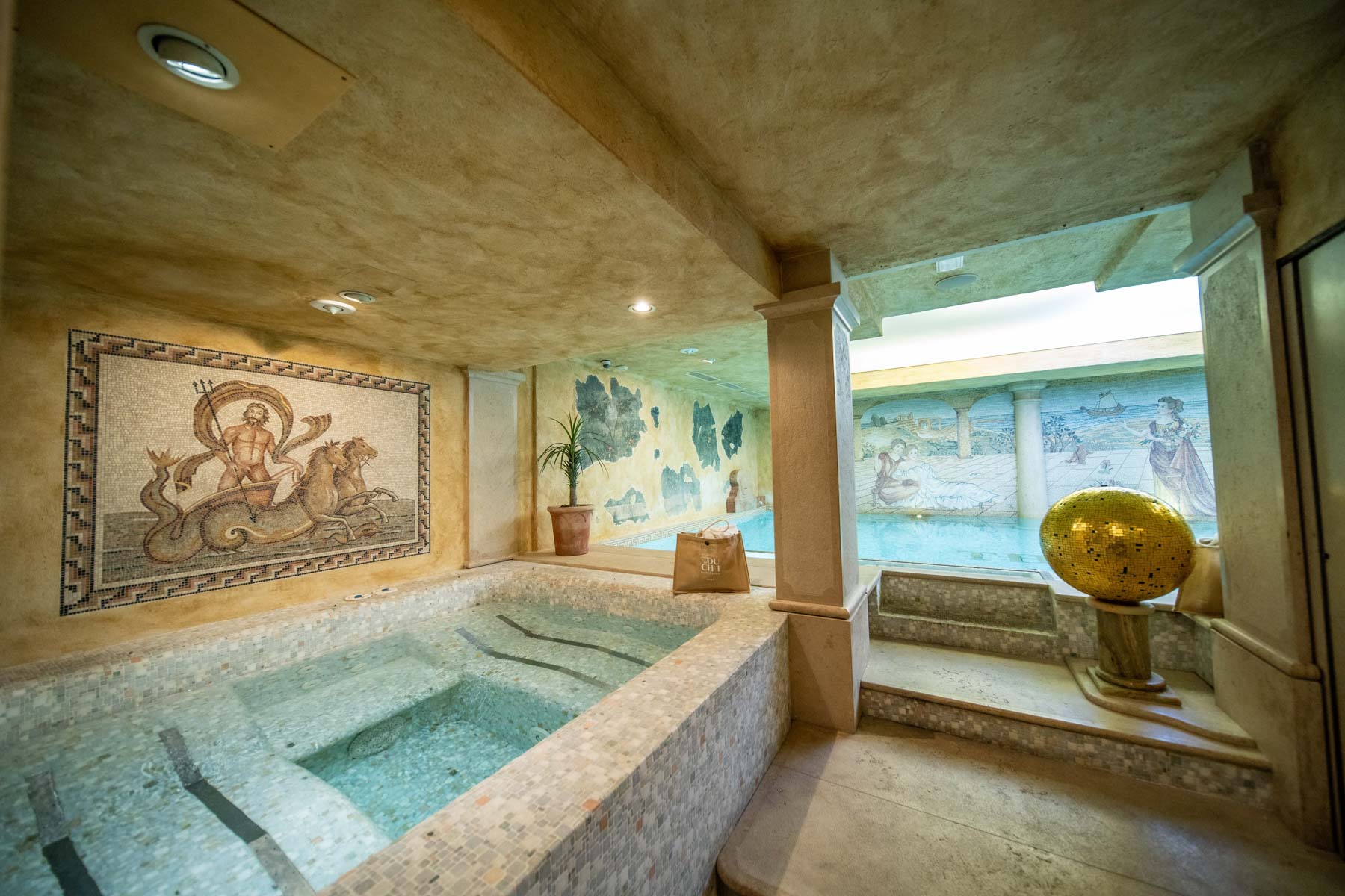 Piscina con mosaico