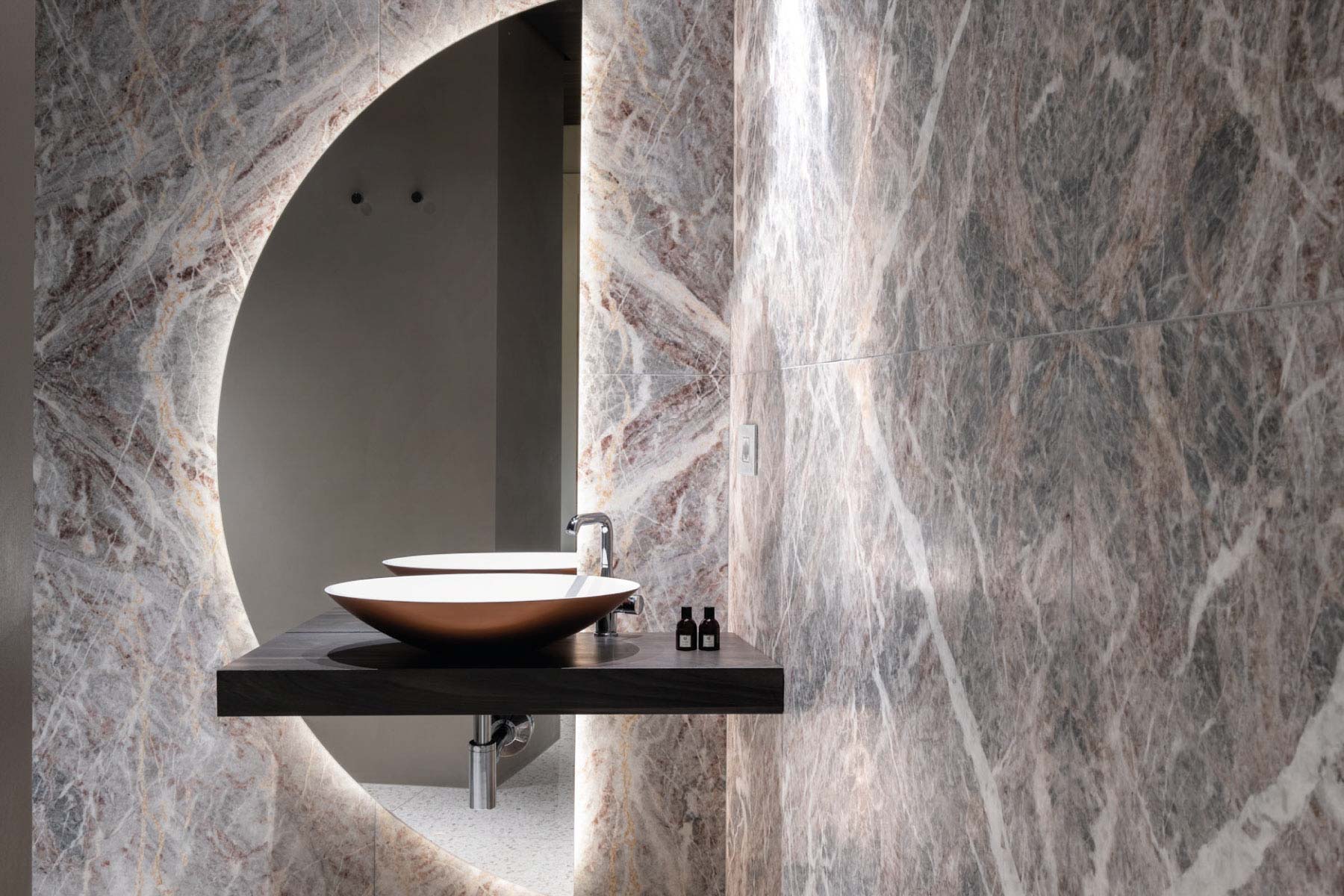 Lavabo in marmo bianco con specchio e mensola in legno