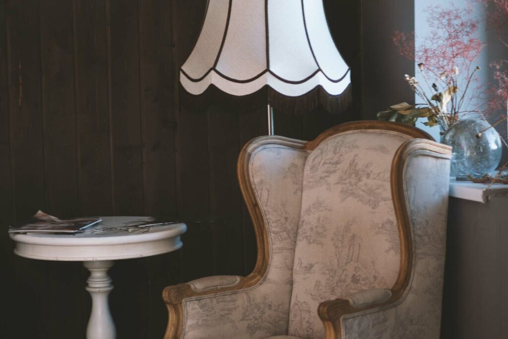 Poltrona elegante con lampada e tavolo bianco