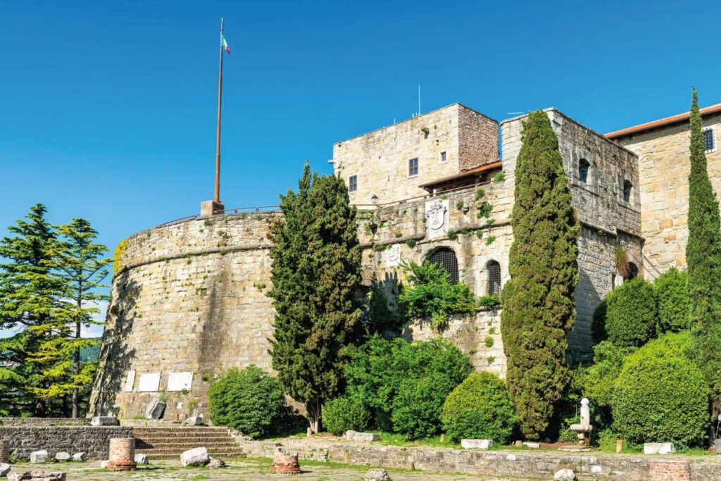 Castello di San Giusto con bandiera italiana