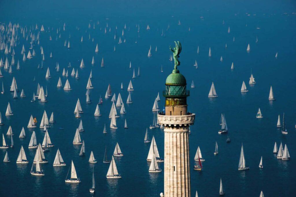 Paesaggio marittimo di Trieste durante la Barcolana