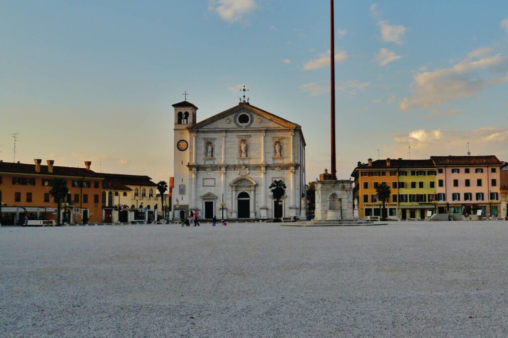 Chiesa storica con campanile