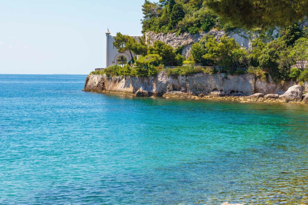 Paesaggio costiero con mare limpido